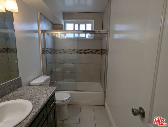 633 N Sweetzer Avenue, West Hollywood CA: https://media.crmls.org/mediaz/e72ec962-87b8-4b48-b215-c0dc0e01f032.jpg