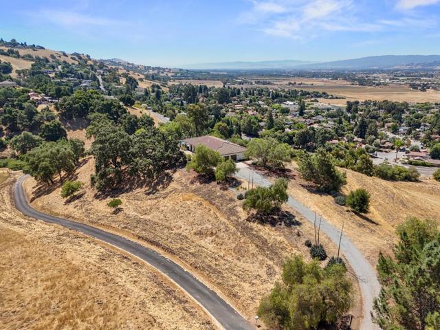 17101 Kruse Ranch Lane, Morgan Hill CA: https://media.crmls.org/mediaz/e72fd276-8b91-41cd-b982-50a254dec7e5.jpg