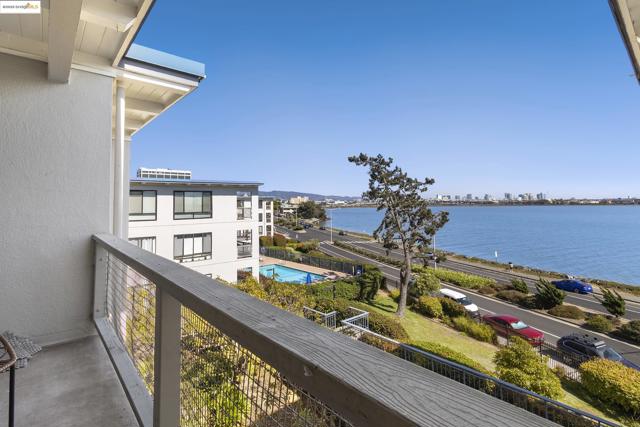 2 Anchor, Emeryville CA: https://media.crmls.org/mediaz/e73011cc-dfa0-4d3f-9ca8-67829106675b.jpg