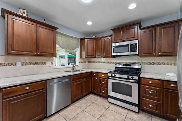 Detail Gallery Image 6 of 26 For 2546 S Sultana Ave, Ontario,  CA 91761 - 3 Beds | 2 Baths