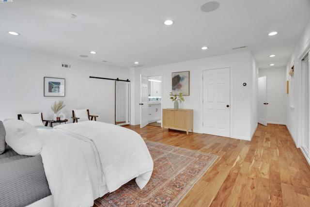 3 Dale Ct, Lafayette CA: https://media.crmls.org/mediaz/e730b900-a34f-4e2e-91cb-9124d93b084a.jpg