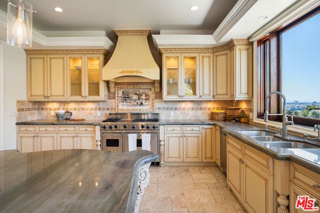 8027 Floral Avenue, Los Angeles CA: https://media.crmls.org/mediaz/e730d00f-202e-4767-b3a5-f44de6c1fd98.jpg