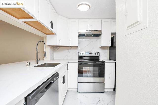 24159 Dover Ln, Hayward CA: https://media.crmls.org/mediaz/e7316b8f-4275-483a-920a-f2bdf1773c7a.jpg