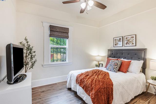 2211 24Th Ave, Oakland CA: https://media.crmls.org/mediaz/e7320fe1-37a2-4e0a-a3e4-13f2f54b1cba.jpg