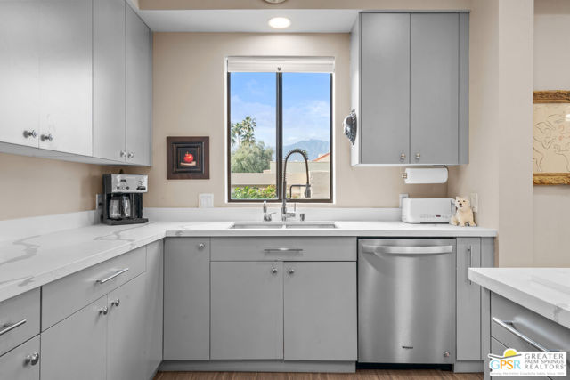 138 Desert West, Rancho Mirage CA: https://media.crmls.org/mediaz/e7325da6-b524-474c-89ee-3e0714271754.jpg