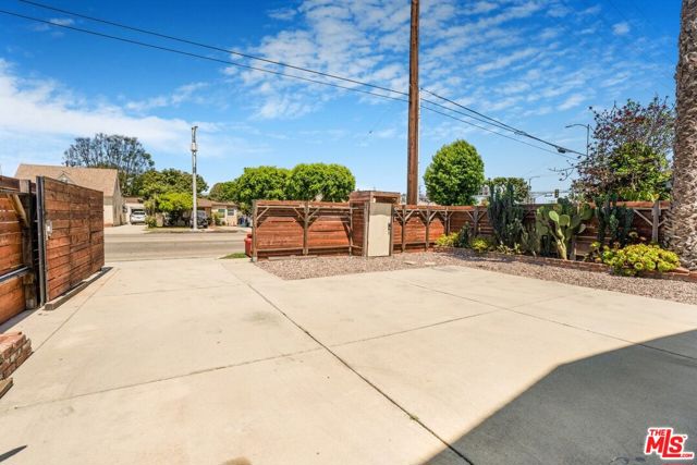 2481 S Bundy Drive, Los Angeles CA: https://media.crmls.org/mediaz/e7354d65-d653-499d-913f-138ee1cb9f20.jpg