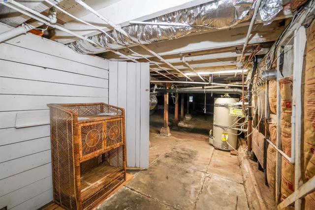 3908 Archmont Pl, Oakland CA: https://media.crmls.org/mediaz/e735d174-1997-4642-a829-0fd59c75c1b0.jpg