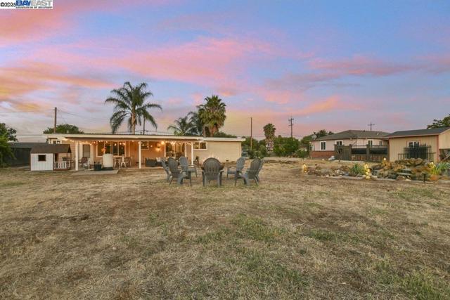 1941 Eden Plains Rd, Brentwood CA: https://media.crmls.org/mediaz/e7365a8f-3b4e-4782-8fa4-e1aa05cdcad6.jpg