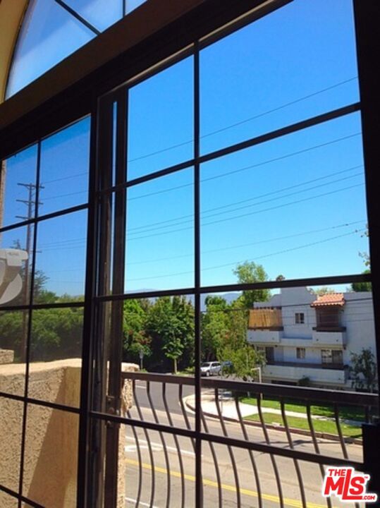 4349 CAHUENGA, Toluca Lake CA: https://media.crmls.org/mediaz/e73670bd-6bfb-483c-9495-de8b1beadc53.jpg