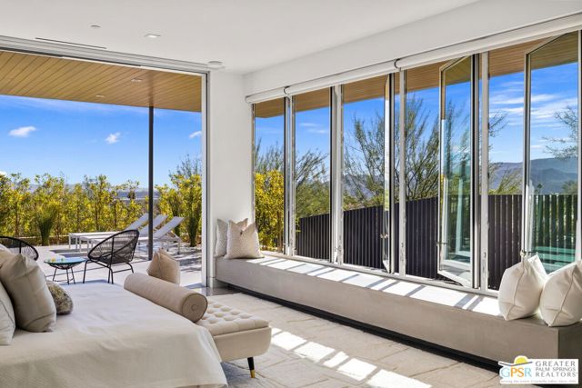 2381 Vista Palizada Drive, Palm Springs CA: https://media.crmls.org/mediaz/e736e394-b8ea-4bb4-b795-0d2ad8fac487.jpg