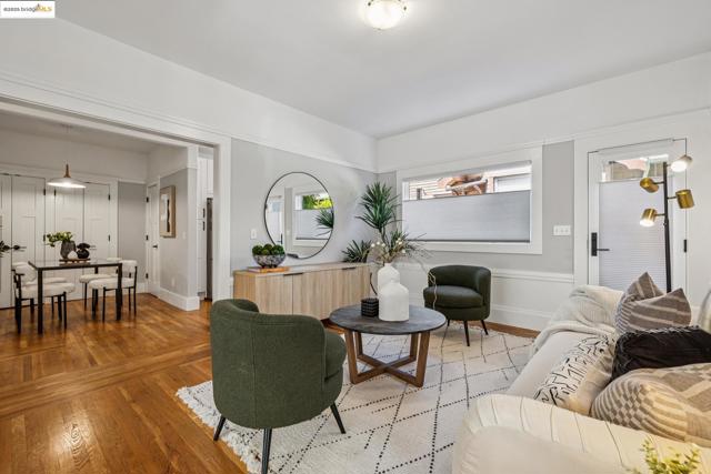 6426 Benvenue Ave, Oakland CA: https://media.crmls.org/mediaz/e73705e0-c036-4b5e-901b-b6d8985f6b49.jpg