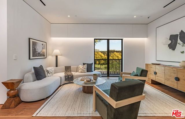 927 N Whittier Drive, Beverly Hills CA: https://media.crmls.org/mediaz/e737405e-c2c8-45ed-b4f5-ee049f0c0e87.jpg