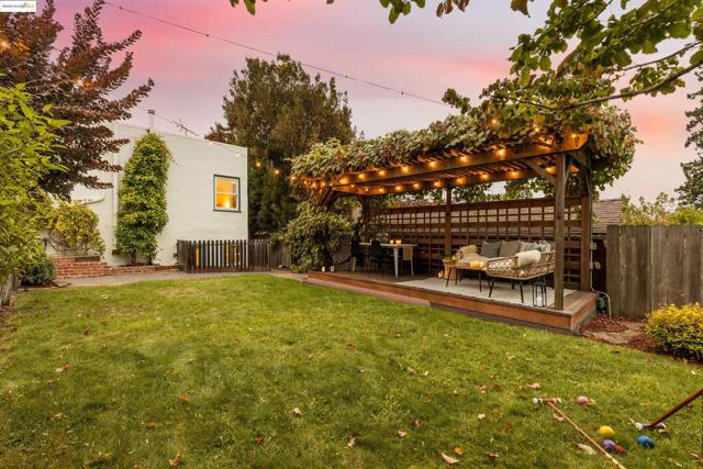 2451 Carmel St, Oakland CA: https://media.crmls.org/mediaz/e737f68d-816f-493b-9f6e-508c18439b08.jpg