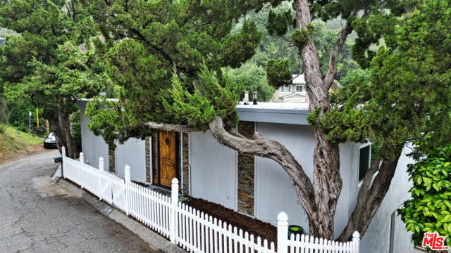7083 Highcliff Trail, Tujunga CA: https://media.crmls.org/mediaz/e7387ec1-60cf-4d25-aac5-e0cb851b3c37.jpg