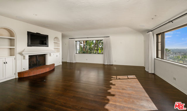 2400 Inverness Avenue, Los Angeles CA: https://media.crmls.org/mediaz/e73a1d41-b771-495f-a1cf-88e7f486f629.jpg