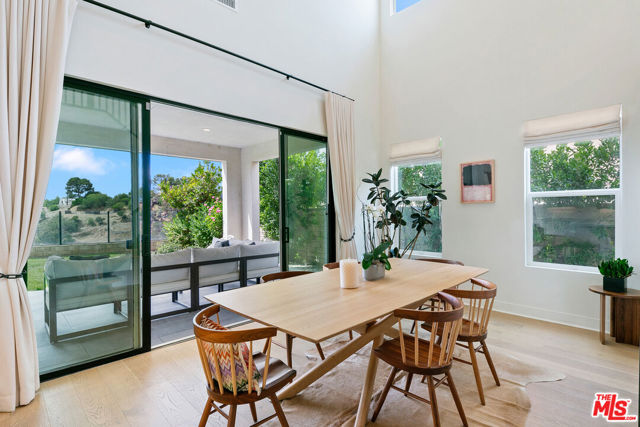 21316 Poema Place, Chatsworth CA: https://media.crmls.org/mediaz/e73a2024-da42-43af-9780-149dc31fd33d.jpg