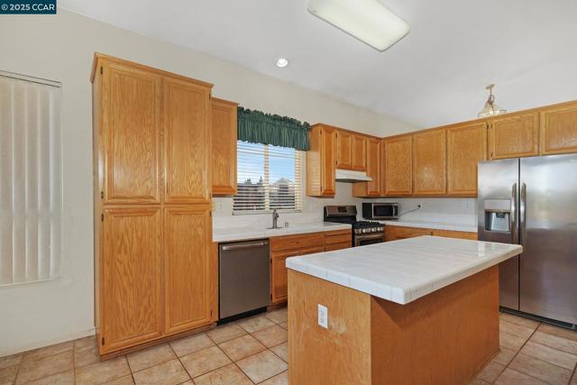 109 Greenmeadow Cir, Pittsburg CA: https://media.crmls.org/mediaz/e73a24ea-d171-4880-aab3-e04b143e9257.jpg