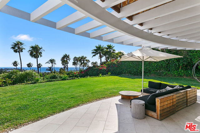6375 Gayton Place, Malibu CA: https://media.crmls.org/mediaz/e73aab82-422c-462e-a01c-24fbf838ec2a.jpg