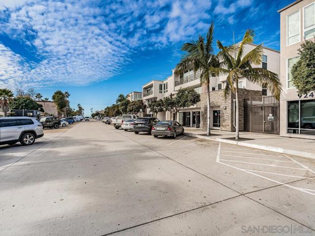 924 Hornblend, San Diego CA: https://media.crmls.org/mediaz/e73af023-cab0-42da-b437-d77c98803bcd.jpg