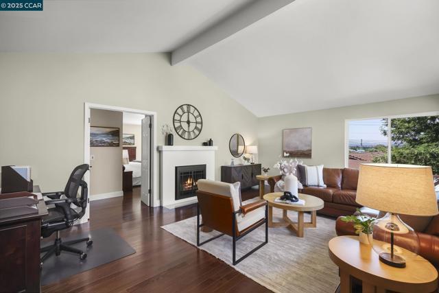1020 Molad Ct, Concord CA: https://media.crmls.org/mediaz/e73b7abb-3b5a-44ff-bb62-3c5398abc658.jpg