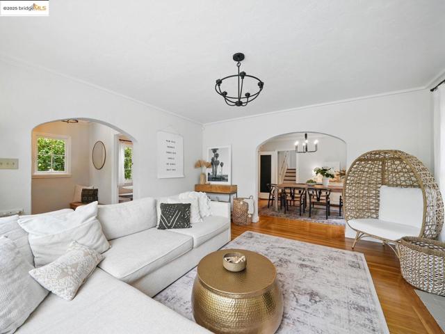 3712 Maple AVE, Oakland CA: https://media.crmls.org/mediaz/e73b8677-5c4c-4971-809a-9c405aa4f938.jpg
