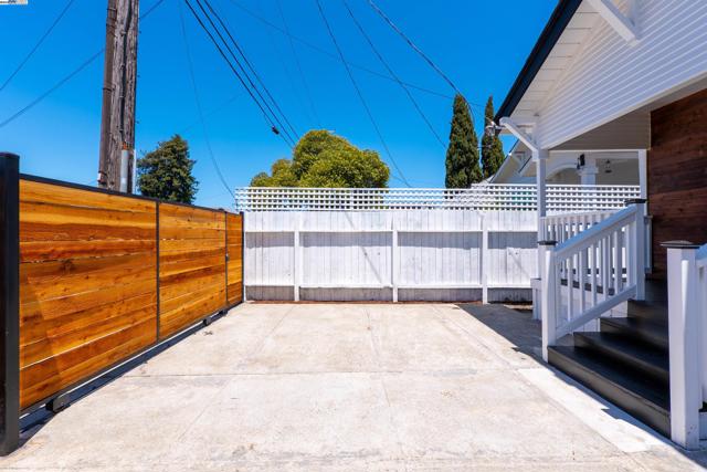 1276 64Th Ave, Oakland CA: https://media.crmls.org/mediaz/e73c21dd-da51-43b8-8a7f-31abcb8bdad2.jpg
