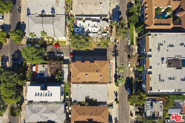 561 N Sweetzer Avenue, West Hollywood CA: https://media.crmls.org/mediaz/e73c5256-56f6-409c-a2a9-7ff83b5440bc.jpg