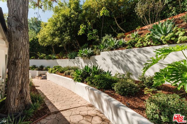 2145 Sunset Crest Drive, Los Angeles CA: https://media.crmls.org/mediaz/e73cc249-e7e4-42b9-838d-81fcb8619e50.jpg