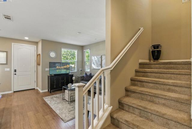 841 Fan Palm Ln, Brentwood CA: https://media.crmls.org/mediaz/e73d8cff-d8db-461d-9335-f65591f5dc49.jpg