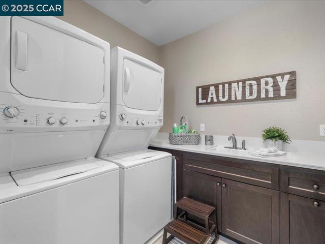1927 Vintage Cir, Brentwood CA: https://media.crmls.org/mediaz/e73e0d2d-0739-42e7-912c-389ba2f143c4.jpg