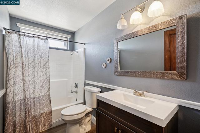 4813 Carrington Dr, Oakley CA: https://media.crmls.org/mediaz/e73f033e-2f90-4d36-87e8-4f909f96b6b0.jpg