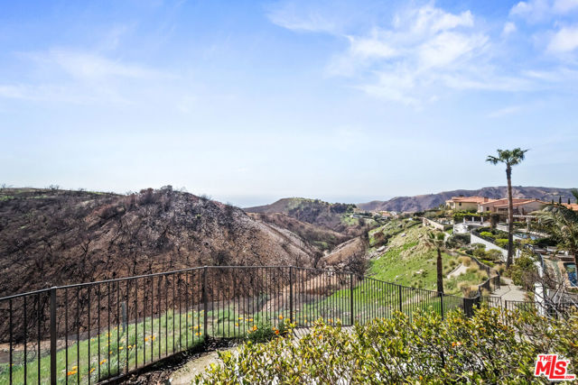 1821 Chastain, Pacific Palisades CA: https://media.crmls.org/mediaz/e73f2675-a29c-4400-9b6f-fafd893e0e87.jpg