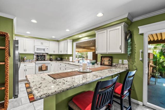 39231 Hidden Water Place, Palm Desert CA: https://media.crmls.org/mediaz/e7422eaa-c937-4957-b5c9-bc928d798dc4.jpg