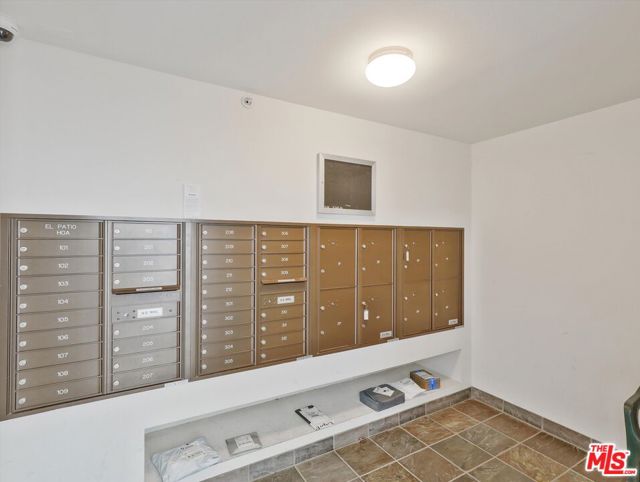 937 12th Street, Santa Monica CA: https://media.crmls.org/mediaz/e74241c5-76ef-4131-b5e9-e33ef1d7168b.jpg