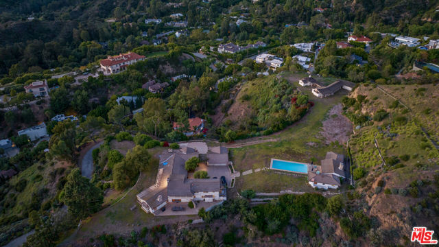 9501 Gloaming Drive, Beverly Hills CA: https://media.crmls.org/mediaz/e742d3ce-cbe7-450d-bc50-c06014e70e09.jpg