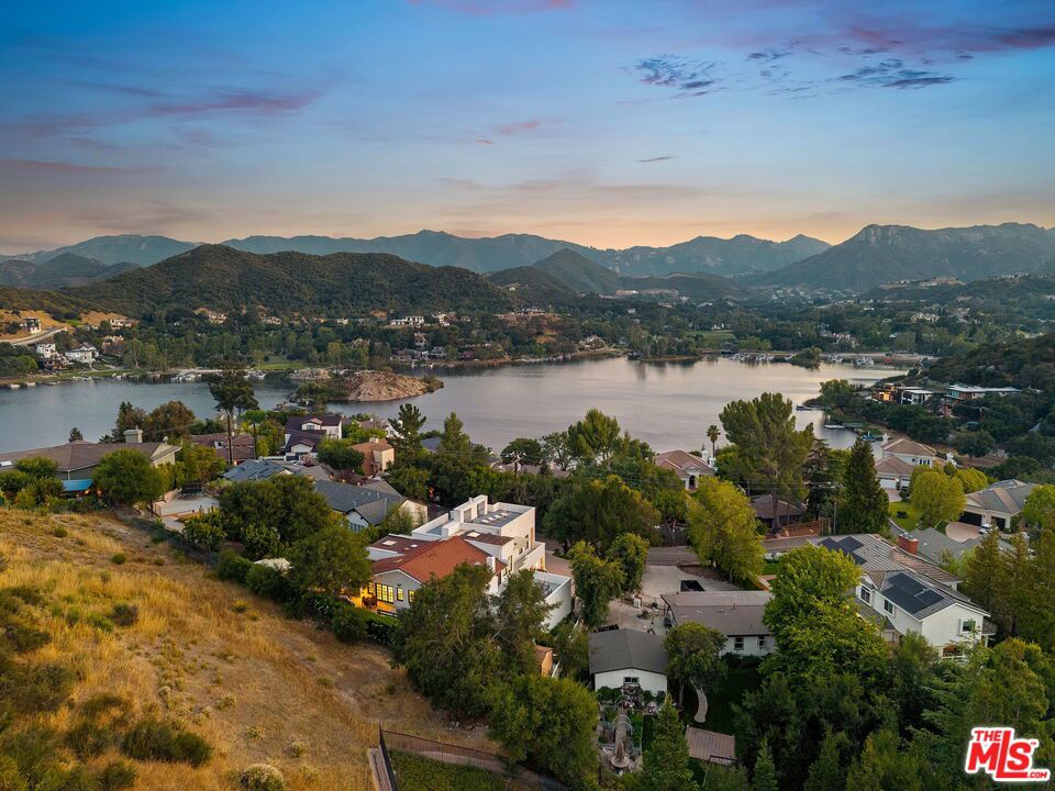 https://media.crmls.org/mediaz/e743f824-0ee5-403b-b566-7e20f470d1c4.jpg?preset=X-Large