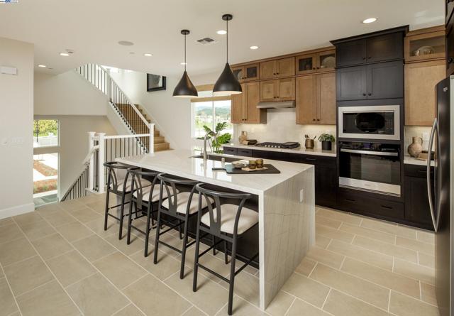 102 Compass Drive, Napa CA: https://media.crmls.org/mediaz/e7453d64-cdbf-4c09-94db-a3af52a101b5.jpg