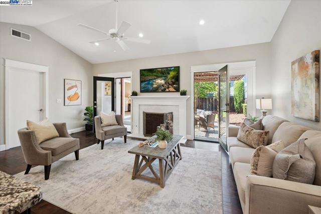3186 Berkshire Ct, Pleasanton CA: https://media.crmls.org/mediaz/e746b05a-35a4-4879-af61-b395cbad5404.jpg