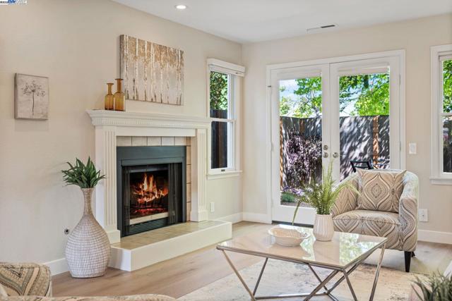 642 Centre Ct, Alameda CA: https://media.crmls.org/mediaz/e7479e8c-2a24-4c5d-87d2-b2040a6d51b5.jpg
