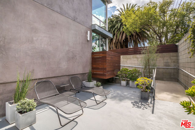 333 S Wilton Place, Los Angeles CA: https://media.crmls.org/mediaz/e747b800-98be-44ff-84bc-b7f4b8e99c42.jpg