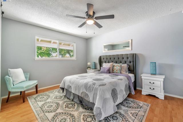 6013 Green Glen Way, Sacramento CA: https://media.crmls.org/mediaz/e7482e21-db1b-4f91-b699-d4aa06a63c30.jpg