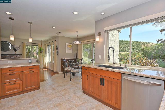 594 Morning Glory Dr, Benicia CA: https://media.crmls.org/mediaz/e748324f-4e41-4c5a-99b9-583098209c28.jpg