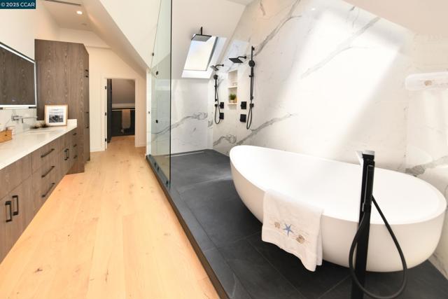 3169 Washington St, San Francisco CA: https://media.crmls.org/mediaz/e7486021-7919-4f06-8081-ee02134e5b79.jpg