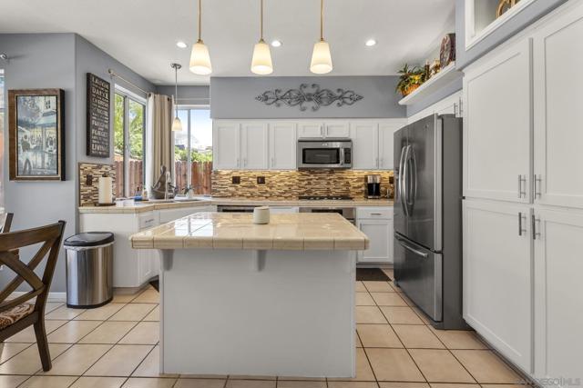 838 Masters Dr, Oceanside CA: https://media.crmls.org/mediaz/e748612d-f5f4-47e8-a762-77706b5acc64.jpg