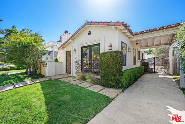 1147 S Point View Street, Los Angeles CA: https://media.crmls.org/mediaz/e748d715-c958-4030-bb36-706276668e39.jpg