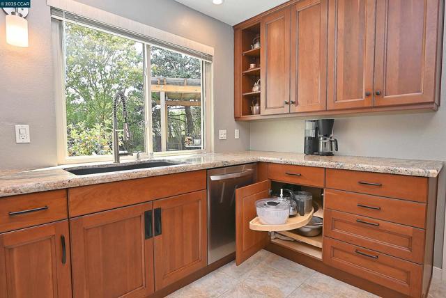 594 Morning Glory Dr, Benicia CA: https://media.crmls.org/mediaz/e748ec01-f97f-4db0-b6e0-98a2f7d46132.jpg