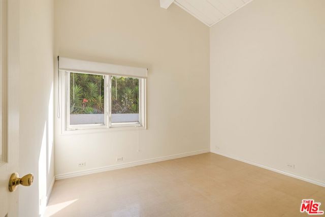 1200 El Hito Circle, Pacific Palisades CA: https://media.crmls.org/mediaz/e749283a-e385-4312-8f48-69bf6a9eed9b.jpg