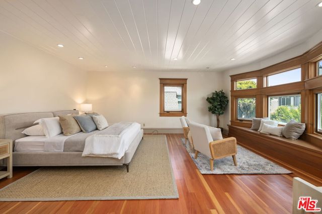21 Park Avenue, Venice CA: https://media.crmls.org/mediaz/e749ee16-6569-4047-bd2a-1e02c664f376.jpg