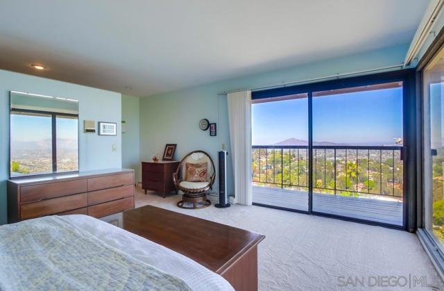 4742 Mount Helix Drive, La Mesa CA: https://media.crmls.org/mediaz/e74af07c-fe87-4e24-a675-5beb1d3d84a5.jpg