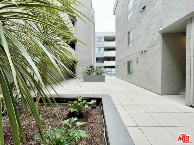 Drew Fenton | 12115 San Vicente Boulevard Los Angeles CA | MLS: 7175742